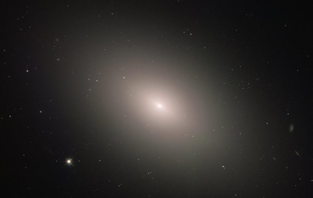 Эллиптическую галактику из созвездия Девы сняли на фото
