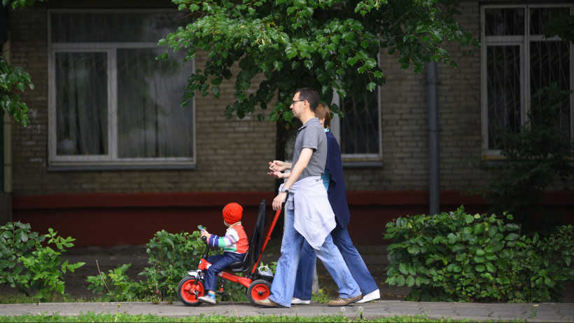 Семья с ребенком на прогулке