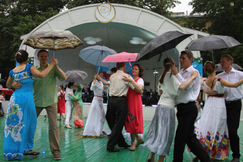 Танцы под дождем в саду «Эрмитаж».