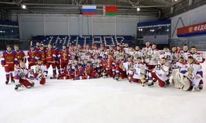 В подмосковном Дмитрове прошёл хоккейный турнир между российскими и белорусскими школьниками