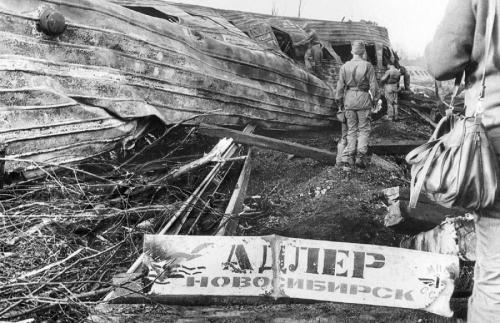 В момент встречного прохождения двух пассажирских поездов № 211 "Новосибирск - Адлер" и № 212 "Адлер - Новосибирск" произошел мощный взрыв облака газа, образовавшегося в результате аварии на трубопроводе "Сибирь - Урал - Поволжье".