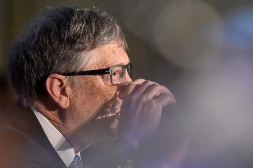 Билл Гейтс (2 место, $96,5 млрд) Основатель Microsoft Билл Гейтс — не фанат здорового питания. Он выпивает три-четыре банки диетической «Колы» в день (если собрать все банки, то за год наберется где-то 35 фунтов алюминия, шутит он).