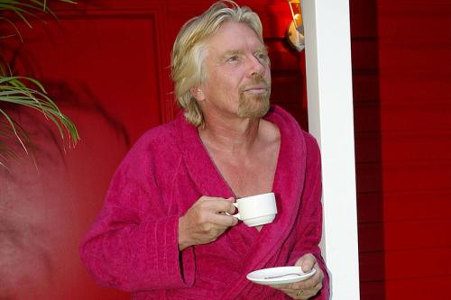 Ричард Брэнсон (478 место в мировом рейтинге Forbes, $4,1 млрд) Основатель Virgin Group Ричард Брэнсон пьет около 20 чашек чая в день. На завтрак миллиардер ест фруктовый салат и мюсли, иногда может позволить себе лосося.