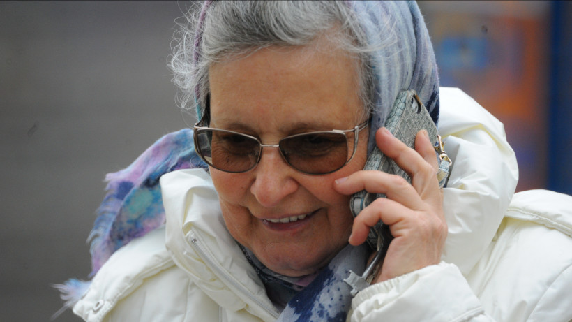 Женщина разговаривает по телефону в Москве