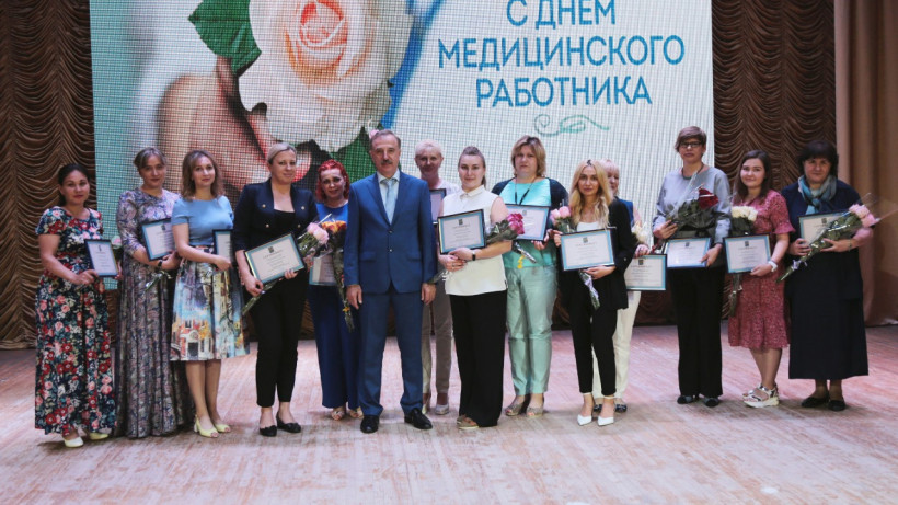 Глава Люберец вручил 13 сертификатов на жилье врачам и медсестрам ко Дню медработника