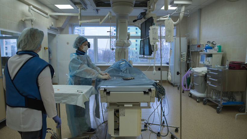 Медоборудование и врачи в операционной