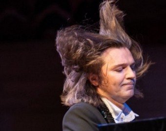 Прическа Дмитрия Маликова насмешила пользователей Сети Прическа Дмитрия Маликова насмешила пользователей Сети