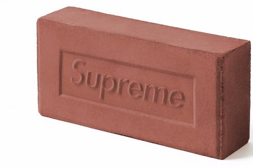Кирпич Supreme — от $30 до $1000 Начнем с почти что культового предмета роскоши за нелепые деньги. Кирпичи (да) от модного бренда Supreme поступили в продажу в сентябре 2016-го по цене $30. Все экземпляры, точное количество которых неизвестно, были распроданы за несколько минут. Однако, не успели отгреметь мемы про «тридцатидолларовый кирпич» как цена кирпича взлетела до тысячи. Сейчас на Ebay можно найти предложения и подешевле: $50, $100, $300 и т.д. Кстати, если вам посчастливилось накупить достаточно кирпичей Supreme по стартовой цене, вы можете построить из них дом где-то за $4-5 млн. Это в 100 раз больше, чем если бы вы использовали обычный красный кирпич.