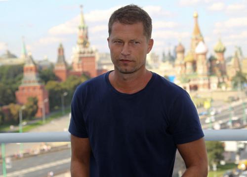 Тиль Швайгер Актер Тиль Швайгер впервые посетил Россию в 2011, когда представлял в столице свою ленту «Соблазнитель». Тогда немца очень впечатлила гостеприимность и добродушие местных жителей. Кроме того, Швайгер оценил красоту наших краев! Спустя некоторое время он вернулся сюда уже туристом, прогуливался по улочкам, рассматривал достопримечательности и с удовольствием общался с фанатами.