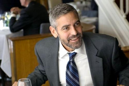 24. Джордж Клуни (George Clooney) Американский актер обожает кататься на скутере, что однажды его чуть не погубило. В 2018 году, направляясь из отеля к месту съемок сериала «Уловка 22», проходивших на острове Сардиния, Джордж врезался в подрезавший его автомобиль. Он пролетел 6 метров и упал на дорогу, но при этом отделался лишь ушибами и царапинами. Разумеется, в большинстве случаев, такие «полеты» заканчиваются печально.