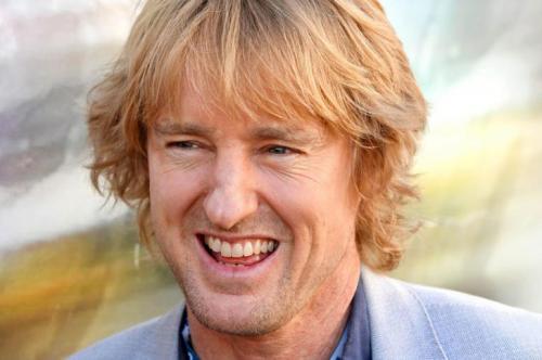23. Оуэн Уилсон (Owen Wilson) В 2007 году любимый миллионами актер пытался покончить жизнь самоубийством. Он принял большую дозу медикаментов, а затем перерезал себе вены на запястье. Избежать трагедии удалось благодаря тому, что Оуэна вовремя обнаружил его брат Люк Уилсон (Luke Wilson) и вызвал скорую помощь.