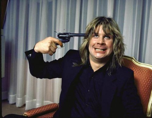 22. Оззи Осборн (Ozzy Osbourne) Легендарный рок-исполнитель и основатель Black Sabbath прожил достаточно беспокойную жизнь и не раз был близок к гибели из-за наркотиков и алкоголя, но один из случаев стоит упомянуть особо. В 2003 году Оззи попал в аварию на мотовездеходе, причем в абсолютно адекватном состоянии. Музыкант сломал ключицу, получил трещины в 8 ребрах и шейном позвонке и повредил несколько крупных кровеносных сосудов. Произошедшее Осборн прокомментировал кратко: «Проклятая штуковина чуть было не убила меня. Мне повезло, что сегодня я здесь, а не мертв или парализован».