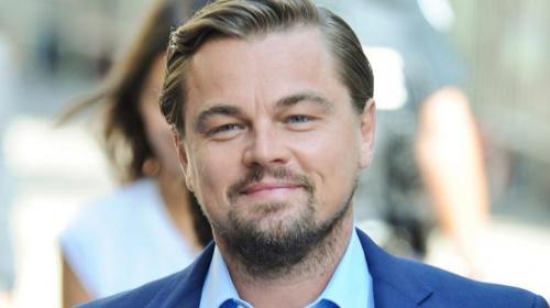 21. Леонардо Дикаприо (Leonardo DiCaprio) В 2006 году мы едва не потеряли Леонардо, которого… едва не съела акула. Ди Каприо погружался в специальной клетке в океан в районе южноафриканского города Кейптаун, чтобы покормить белых акул. Одна из больших волн перевернула клетку с актером и акуле удалось протиснуться внутрь конструкции почти наполовину. Любителю экстрима пришлось вжаться в прутья клетки в дальнем ее конце и пережить несколько не самых приятных минут своей жизни, пока не пришла подмога.