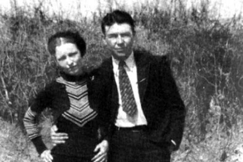 Однако с Клайдом их словно свела сама судьба: гангстеры пробыли вместе четыре года, вплоть до самой смерти. Бонни и Клайд были совсем молоды и одержимы страстью к жизни и опасности. Они совершили массу крупных и мелких грабежей, убийств и даже одно освободительное нападение на тюрьму.