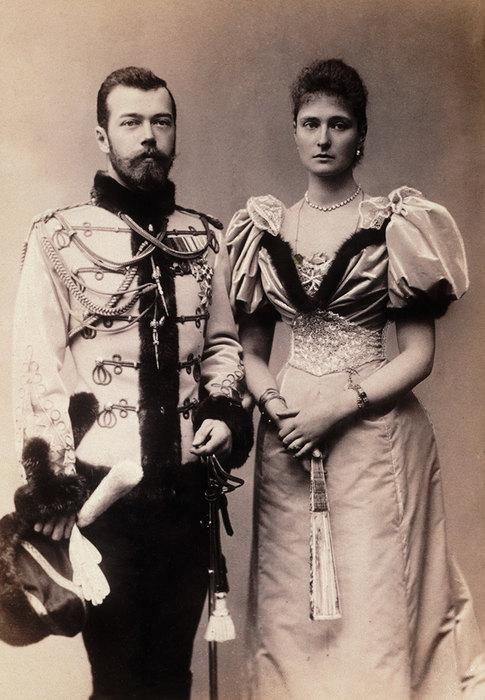 Николай II и Александра Федоровна Император Николай II и его жена, императрица Александра Федоровна, были зверски расстреляны в ночь с 16 на 17 июля 1918 года в частном доме горного инженера Ипатьева. Они прожили вместе 24 года и были убиты в подвале без суда и следствия вместе со своими пятью детьми. Известно, что император и императрица нежно любили друг друга. Николай был примерным семьянином и чутким отцом.