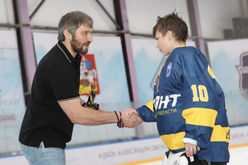 Победители «Кубка Овечкина» получат хоккейную форму и инвентарь