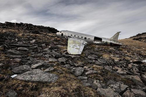 Дуглас C-47 «Скайтрэйн» или «Дакота», который разбился 7 февраля 1950 года в Юконе, Канада. Все 10 человек на борту этого самолета выжили.