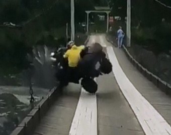 Водитель чудом выжил, свалившись с квадроцикла в Катунь Водитель чудом выжил, свалившись с квадроцикла в Катунь