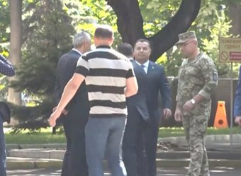 Зеленский грубо оттолкнул главу Минобороны Украины Полторака (ВИДЕО) Зеленский грубо оттолкнул главу Минобороны Украины Полторака (ВИДЕО)