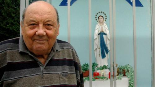 Фране Селак. В разные периоды жизни пережил семь несчастных случаев Хорвата Фране Селака называют «самым везучим человеком в мире», ведь в разные периоды жизни этот мужчина пережил семь несчастных случаев. Раньше мы уже рассказывали о «приключениях» Селака более подробно. Если вкратце, то Фране попадал в несколько автомобильных аварий, выпадал из самолета, оказывался в поезде, сошедшем с рельсов, а однажды даже чуть не сжег себе голову. К счастью, его история завершилась хеппи-эндом и, кажется, Вселенная решила вознаградить его за все перенесенные беды. В 2002 году обычный учитель музыки практически стал миллионером — «везунчик» Фране выиграл в лотерею 600 тысяч фунтов стерлингов (почти 50 млн руб). Нужно отметить, что весь свой выигрыш мужчина раздал близким и друзьям, так как, по его словам, деньги — не главное!