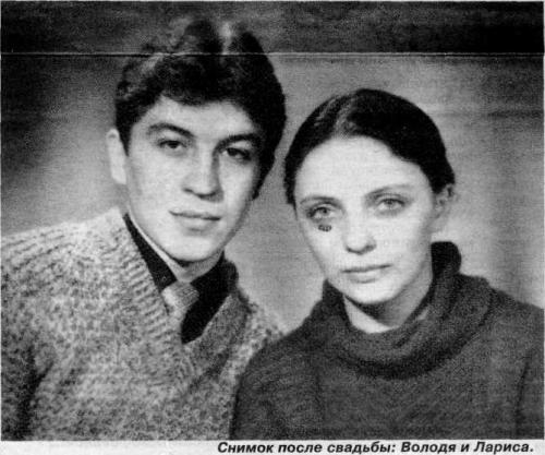Лариса Савицкая. Упала с высоты 5200 метров Лариса Савицкая навсегда вошла в историю, как женщина, выжившая после падения с высоты 5200 метров. Произошло это в 1972 году, когда вместе со своим мужем тогда еще 20-летняя студентка возвращалась в Благовещенск из свадебного путешествия. Случайно Лариса села в конец самолета, хотя билеты у нее были на места посередине. В тот момент, когда пассажирский Ан-24 внезапно столкнулся с военным бомбардировщиком Ту-16, Лариса спала. Женщина проснулась от сильного удара, температура в салоне резко упала до -30 градусов. Произошел разлом фюзеляжа, Лариса оказалась на полу, но к счастью, успела добраться до кресла и вжаться в него, прежде чем обломок самолета упал на березовую рощу. После падения Лариса еще несколько часов находилась без сознания, а когда пришла в себя, увидела рядом изувеченное тело мужа. Лариса Савицкая стала единственной из 38 человек, кто выжил. Но она заработала несколько переломов ребер, руки, сотрясение мозга и травмы позвоночника. Несмотря на перенесенное горе и критическое состояние, Лариса начала борьбу за жизнь. Из обломков самолета она построила подобие хижины, в которой пряталась от осадков и ветра, утеплила ее чехлами от сидений, а пакеты использовала в качестве одеял. Через два дня Ларису обнаружили спасатели. Но самое удивительное в этой истории то, что в качестве компенсации, как выжившей, женщине выплатили… 75 рублей. Именно такая сумма полагалась выжившим в авиакатастрофах по нормативам Госстраха в СССР.