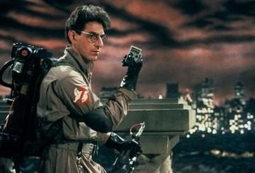 Гарольд Рамис (1944 — 2014) Участник команды охотников за привидениями не только был талантливым актером. Из-под его пера вышли сценарии многих легендарных фильмов: «День сурка», «Анализируй это», «Лучше не бывает» и в том числе вышеупомянутые «Охотники за привидениями». По какой-то причине смерть Гарольда осталась без должного внимания СМИ и многие до сих пор не в курсе, что создателя культовых комедий больше с нами нет. Гарольд Рамис скончался от аутоиммунного васкулита.