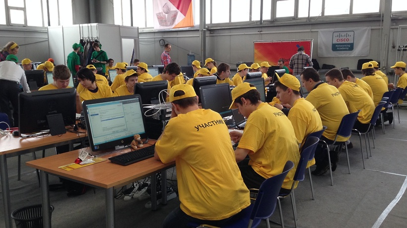 Команда на соревнованиях WorldSkills выполняет задания за компьютерами