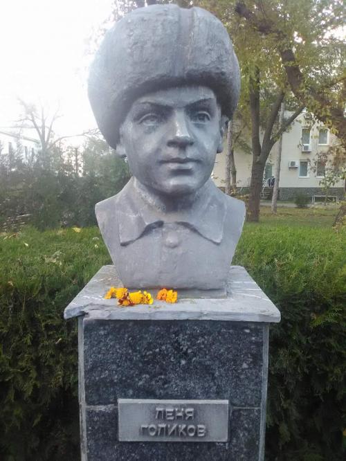 Лене было 15 лет, когда началась война. Он уже работал на заводе, окончив семилетку. Когда фашисты захватили его родную Новгородскую область, пошел в партизаны. За несколько лет, проведенных в партизанском отряде, он участвовал в 27 операциях. На его счету несколько разрушенных мостов в тылу врага, 78 уничтоженных немцев, 10 составов с боеприпасами.