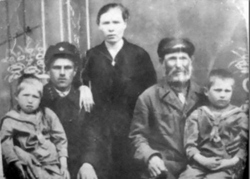 Матвей Кузьмин, (1858-1942) Крестьянин родился за три года до отмены крепостного права. Погиб в войну, став самым пожилым обладателем звания Героя Советского Союза.