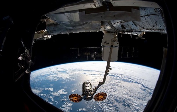 NASA показали астронавта в открытом космосе
