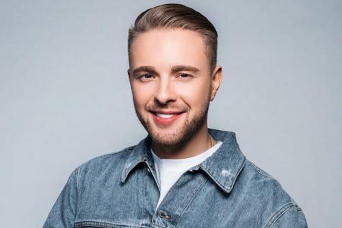 Егор Крид Молодой рэпер (Егору всего 25 лет) совсем недавно покинул лейбл Black Star и начал сольную карьеру. К счастью, у певца уже есть верная армия поклонников, которая готова слушать его песни вне зависимости от того, кто его продюсирует. На аккаунт Крида в Instagram подписаны 10,5 млн человек, что принесло ему больше 3 млн упоминаний в соцсетях. Что касается СМИ, здесь Егор несколько отстал от своих звездных коллег, не набрав даже 30 тысяч упоминаний. Однако это не помешало попасть ему на 4 позицию рейтинга, на что в частности повлиял доход Крида в размере 4,8 миллиона.
