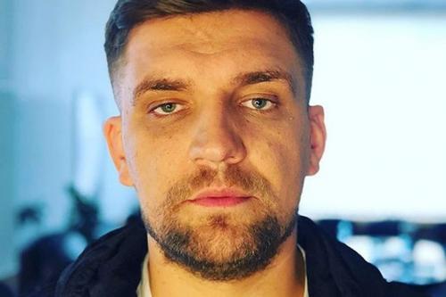 БастаВасилий Вакуленко известен широкой публике под творческими псевдонимами Баста, Ноггано и N1NT3ND0. Помимо того, что он занимается музыкой, рэпер также владеет звукозаписывающим лейблом Gazgolder, снял несколько фильмов и сыграл в них главную роль, был наставником на шоу «Голос» и «Голос.Дети», провел несколько фестивалей Gazgolder Live, а с недавних пор — продает одежду под брендом «Газгольдер». Доходы Вакуленко составили 6,9 млн долларов, количество упоминаний в прессе и соцсетях — 62 тысячи и 2 млн соответственно.