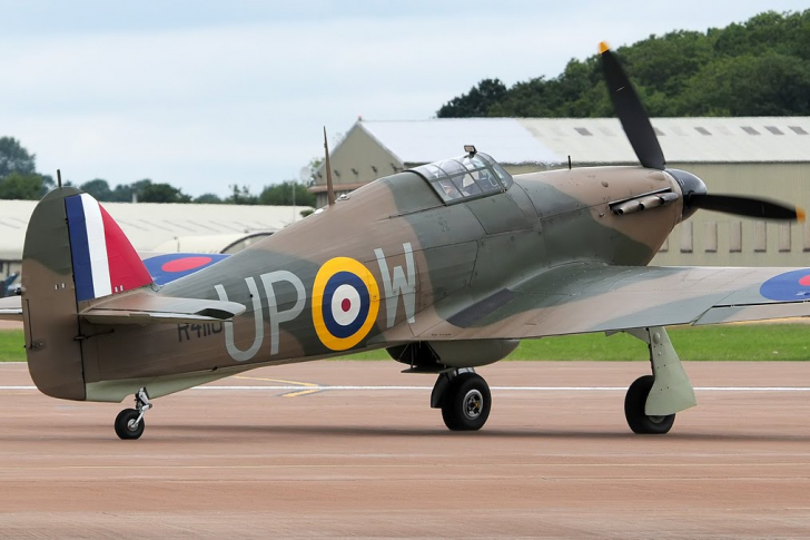 Истребитель Hawker Hurricane за 2,6 миллиона Британский одноместный истребитель Hawker Hurricane произведен в 1942 году и продан в 2000-х за 2,6 миллиона долларов США. Во время войны, машина принадлежала Канадским ВВС и участвовала в патрулировании Восточного побережья Северной Америки. Самолет и сегодня находится в рабочем состоянии и совершает перелеты.