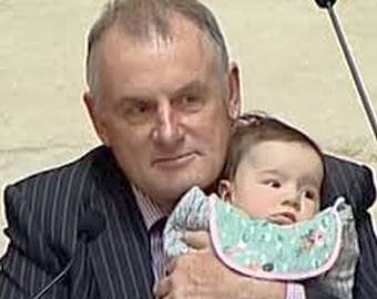 Спикер парламента понянчился с младенцем во время заседания Спикер парламента понянчился с младенцем во время заседания