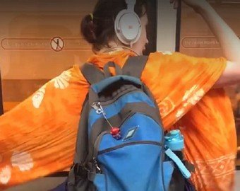 Веселая девушка порадовала танцем пассажиров метро Веселая девушка порадовала танцем пассажиров метро