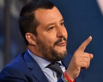 Вице-премьер Италии встал за диджейский пульт и попал на видео Вице-премьер Италии встал за диджейский пульт и попал на видео