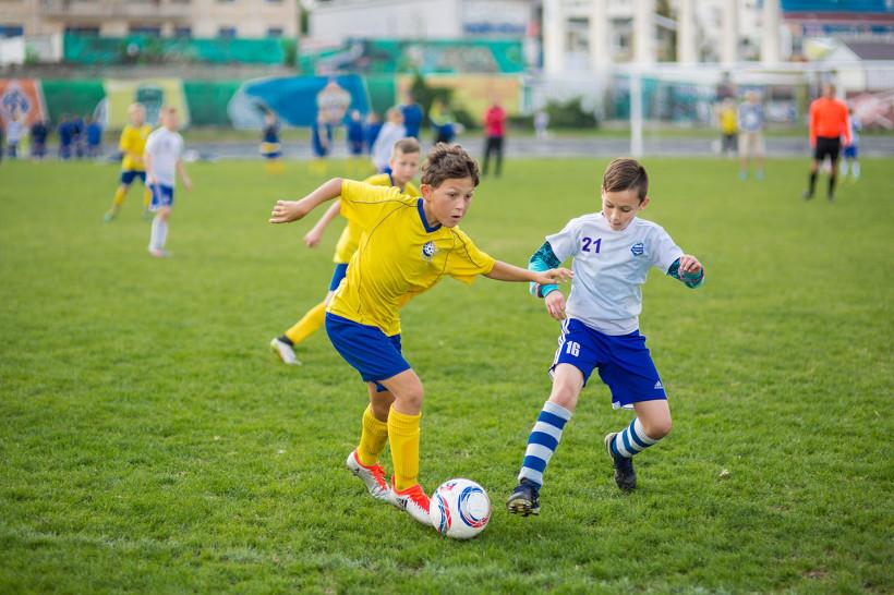 Звёзды футбола сыграли с детьми на открытии стадиона в Шаховской
