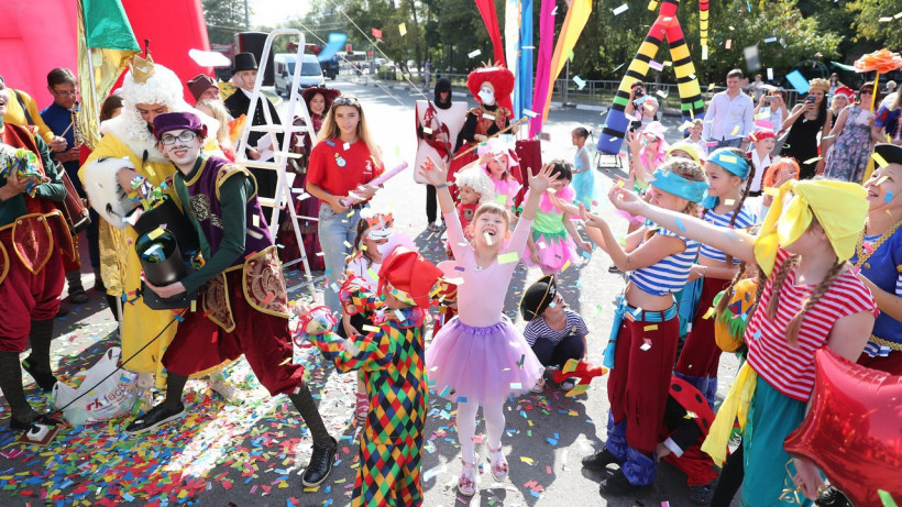 Более 1 тыс. человек приняли участие в семейном карнавальном шествии в Одинцове