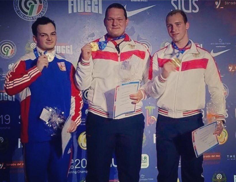 Егор Исмаков завоевал золото и серебро чемпионата Европы по пулевой стрельбе