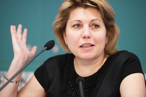 Светлана Виноградова Компания: «Рольф» Место компании в рейтинге: 38 Отрасль: торговля Выручка: 229,7 млрд рублей Светлана Виноградова 23 года проработала в «Рольфе», прежде чем возглавить его в 2017 году. В 1994 году она пришла в компанию на должность инженера сервис-бюро, и за время своей карьеры в ней руководила дилерским центром «Рольф восток», была региональным директором розничного направления, занималась интеграцией в компанию дилерских центров «Пеликан-авто» после их поглощения в 2016 году.