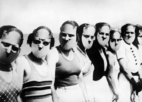 Мисс прекрасные глаза - 1930 год Чтобы ничего не отвлекало судей от главной задачи — оценки красоты глаз, конкурсантки надевали такие маски. Никаких оценочных суждений в целом по поводу лица участниц благодаря этому не было.