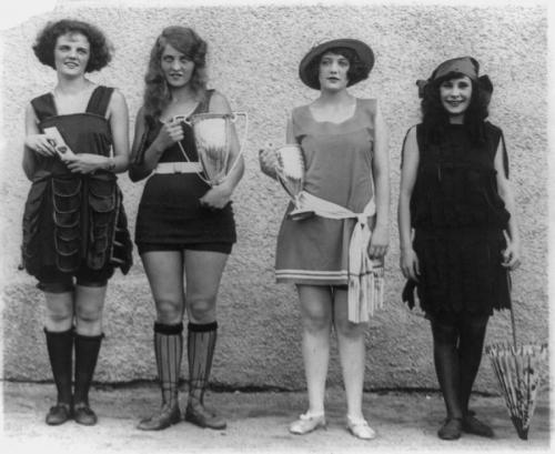 Анна Нибель, Мисс пляж - 1922 Именно так выглядели модные купальники в прошлом веке.