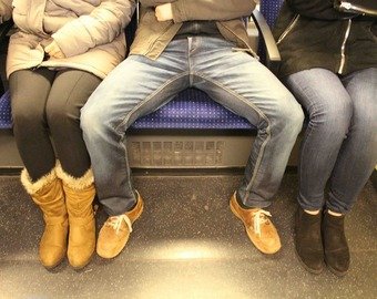 Девушка отомстила «рассевшимся» в метро мужчинам Девушка отомстила «рассевшимся» в метро мужчинам
