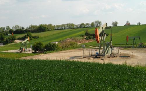 Zistersdorf UT2A (Австрия, 8553 м) В 1977 году в районе венского нефтегазоносного бассейна, где скрывалось несколько небольших месторождений нефти, была пробурена скважина Zistersdorf UT1A. Когда на глубине 7544 м обнаружились неизвлекаемые запасы газа, первая скважина неожиданно обрушилась, и компании OMV пришлось пробурить вторую. Однако на этот раз проходчики не нашли углеводородных ресурсов глубокого залегания.