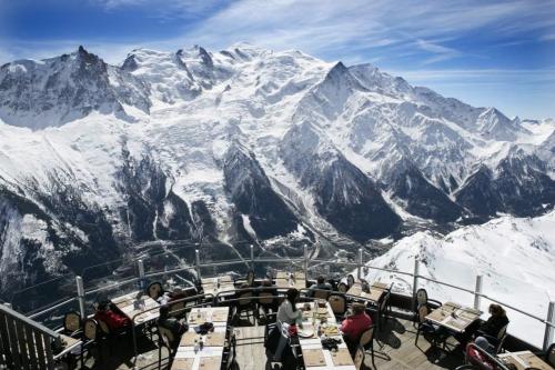 2. Restaurant le Panoramic, Шамони, Франция Ресторан находится на вершине горы Бреван на высоте 3000 метров над уровнем моря во Французских Альпах. Со всех сторон открывается потрясающий вид на горы, а повара готовят для гостей традиционный местный обед или блюда высокой кухни.