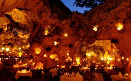4. Ali Barbour’s Cave Restaurant, Диани-Бич, Кения Если уж вы добрались до Кении, то обязательно загляните в этот ресторан. Он расположен в пещере с открытой крышей, и здесь невозможно почувствовать себя взаперти. Интерьер выдержан в традиционном африканском стиле, а свет от фонариков создает атмосферу романтики и волшебства.