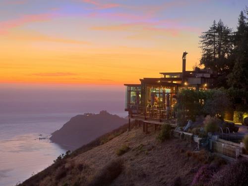 5. The Sierra Mar Restaurant, Калифорния, США Любоваться потрясающим закатом с видом на океан со скалы и наслаждаться изысканными блюдами — совместить эти два удовольствия предлагает калифорнийский ресторан, расположенный на территории природного заповедника недалеко от Сан-Франциско. Настоящая калифорнийская мечта!