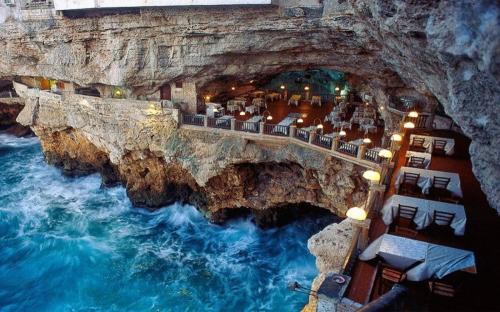 1. Grotta Palazzese, Бари, Италия Как насчет ужина в гроте, созданном самой природой? В этом месте море вымыло два больших натуральных проема, в результате чего получился огромный полукруглый «зал» диаметром около 30 метров. Когда-то здесь даже проводились приемы и балы, а сейчас располагается этот уникальный ресторан итальянской кухни.