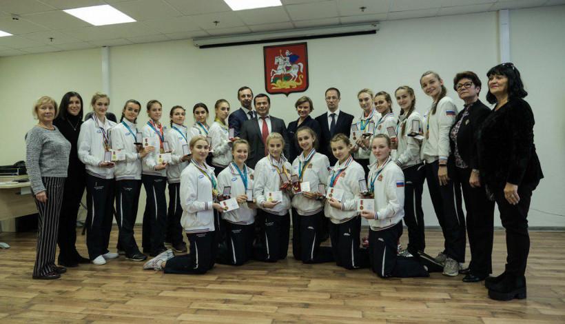 Роман Терюшков наградил подмосковных спортсменок и тренеров по эстетической гимнастике