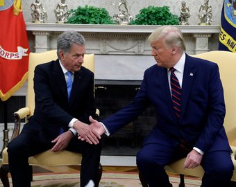 Трамп потрогал колено президента Финляндии Трамп потрогал колено президента Финляндии